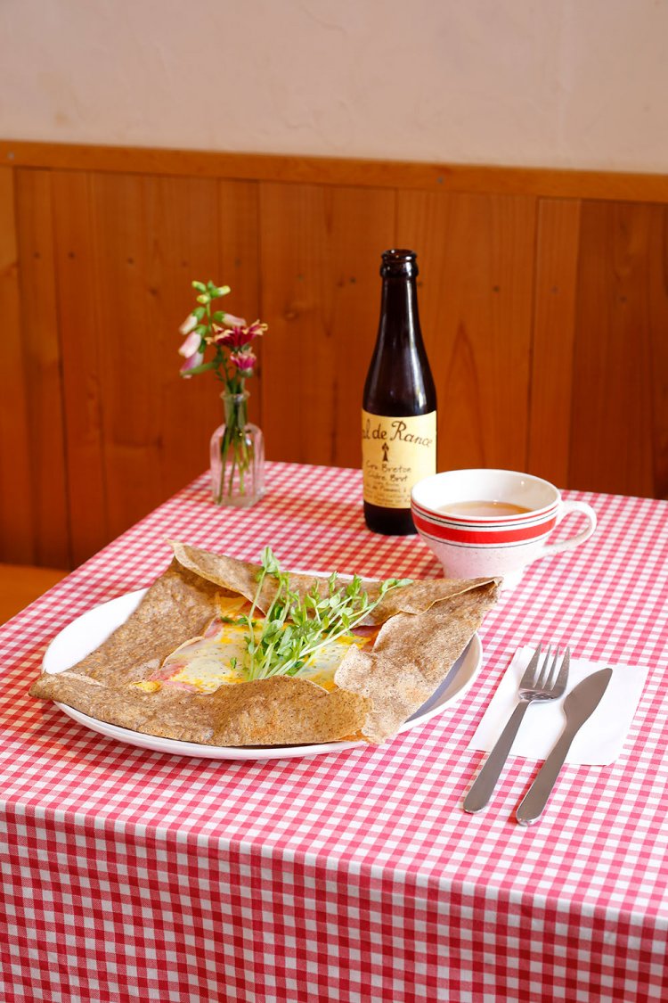 ガレットはリンゴの産地ブルターニュらしくシードルと。ボウルに注いで。