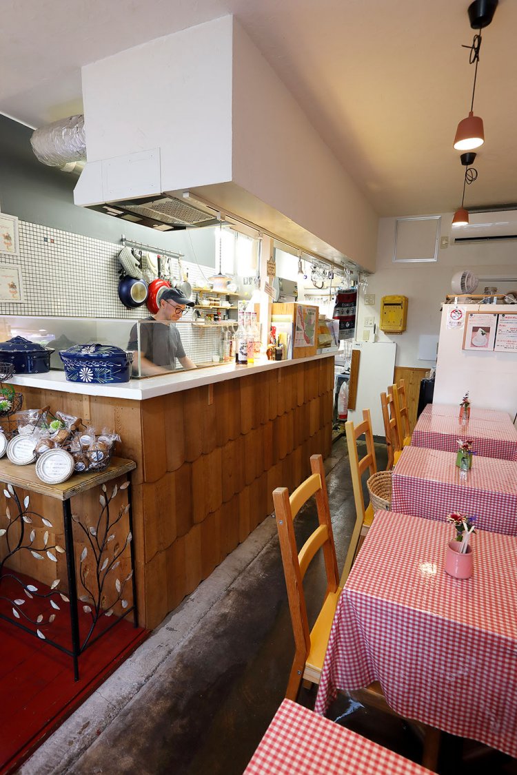 夫妻で壁や天井を珪藻土で塗った。