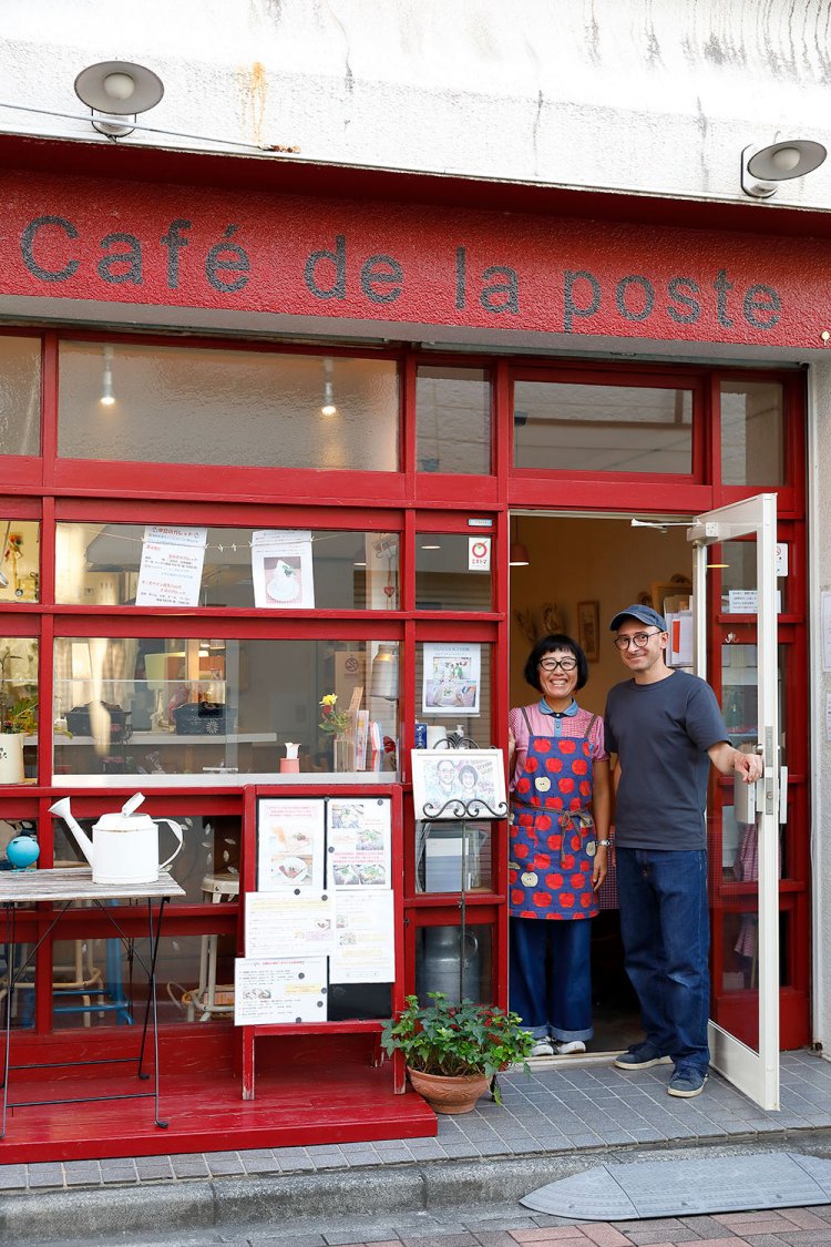 目を引く赤の店構え。