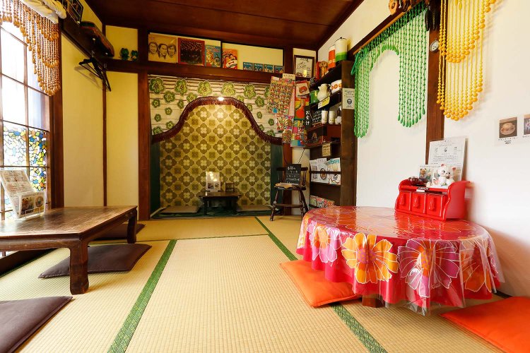 畳にちゃぶ台の和室。ビーズカーテンや壁紙がカラフル！
