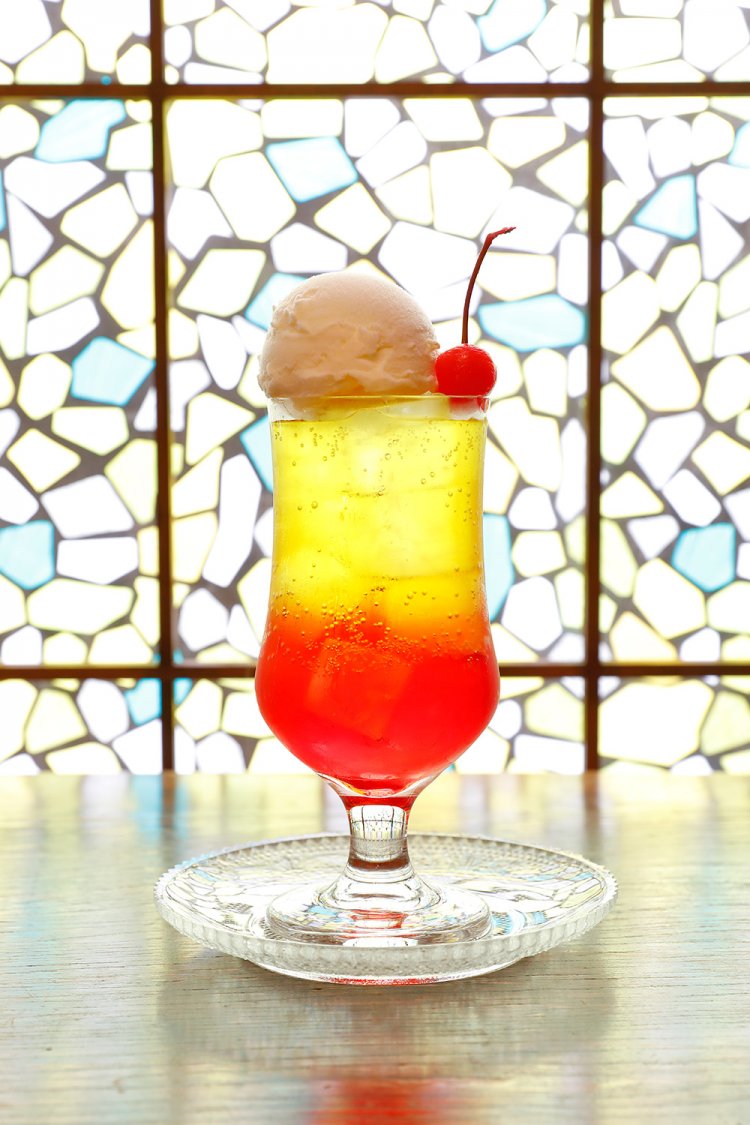 好みの色で作ってくれるクリームソーダ。色はお任せ可。写真は秋色でオーダーした2色700円。単色は600円。太麺がナイスなナポリタンうどん700円と共に。