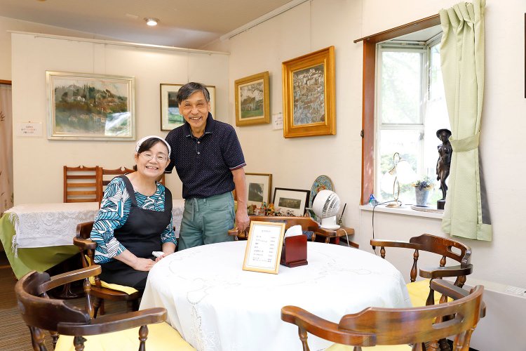 「亡き父が描いたスペインの風景画なんですよ」と、原田夫妻。