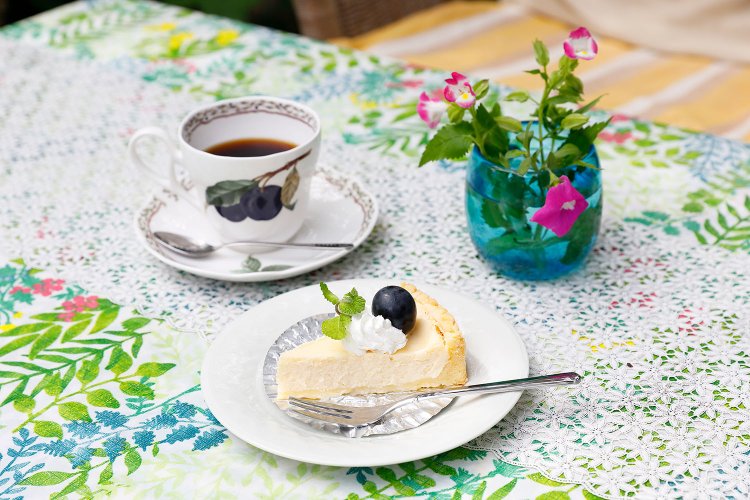 コーヒーに合う手作りのチーズケーキ。自家製チーズケーキ400円（コーヒーとセットは750円）。