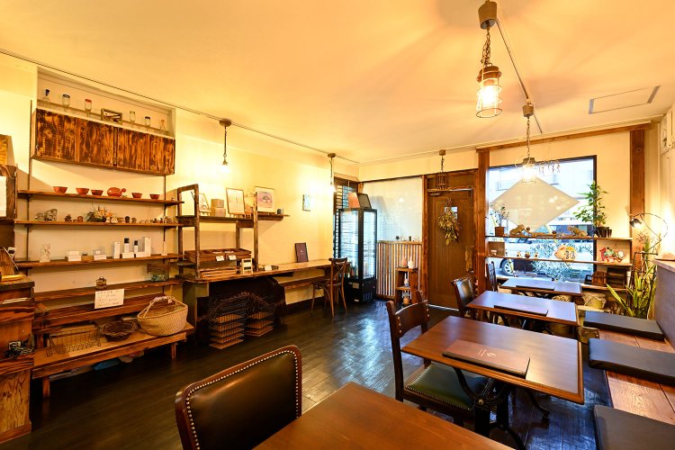 広々とした店内。一人客でも落ち着ける空間だ。