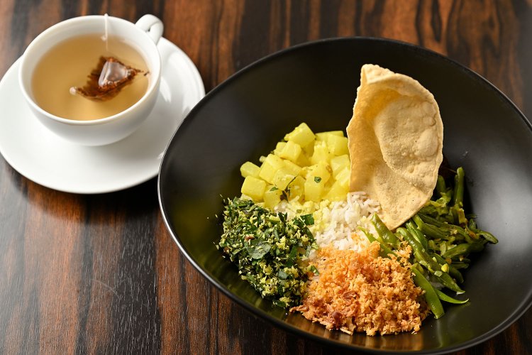 乳製品や油をほとんど使わず野菜の味を生かした数量限定のワンプレート1430円。左はスリランカ産シナモンティー400円。