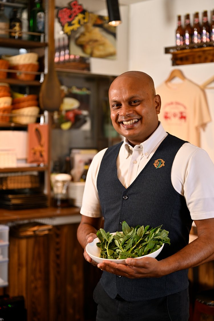 店主のインディカさんは家庭菜園も営んでおり、収穫した野菜は料理に使用。「スリランカの伝統的な味を是非食べに来てください」