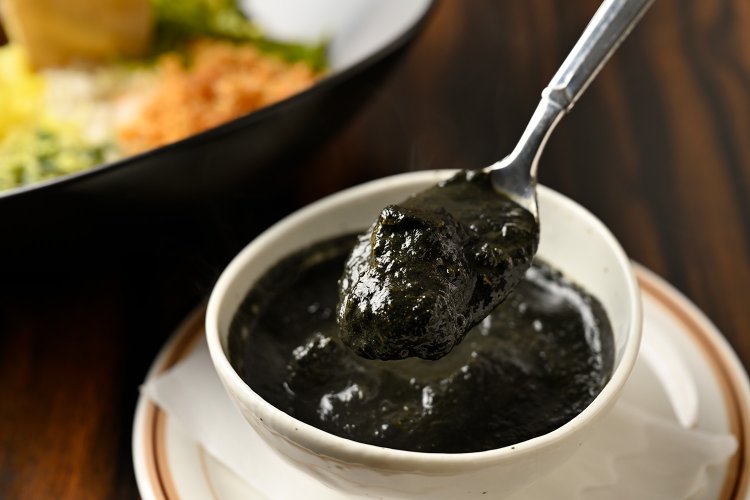 ミネラル豊富な竹炭を入れたデトックスチキンカレー800円（写真はハーフサイズ）は、プレートとセットでも楽しめる。