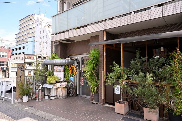 入り口右手にはテラス席も。