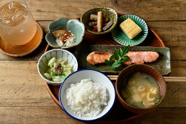 鮭の粕漬け焼き1100円は、酒屋から入手する酒粕を使って手作りした一品。まろやかな甘みだ。左の自家製ジンジャーエール400円は、生姜のピリッとした辛味がクセになる。