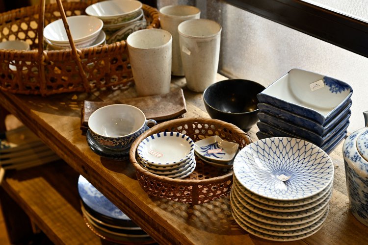 店内で販売されている、田中さんセレクトのアンティーク雑貨。