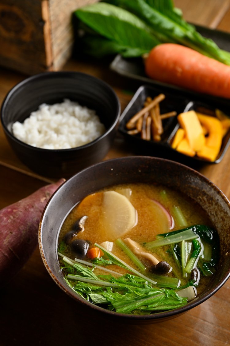 8種類の野菜を使った八王子みそ汁定食1100円。八王子は根もの野菜の味が絶品。