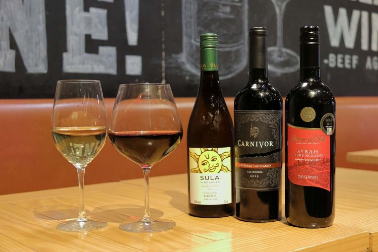 ワインは肉専用黒ワインのカーニヴォ カベルネソーヴィニヨン1本4950円（写真中）ほか、30種類ほどを用意。グラスワインもある。