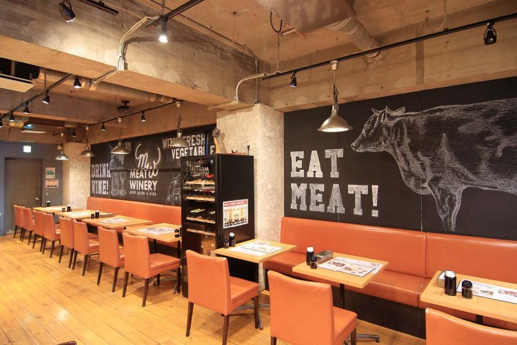 カジュアルな店内は片側ソファのテーブル席とカウンター席で構成される