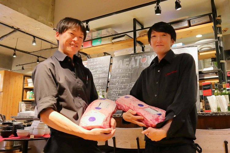 スタッフの今野健吾さん（右）と星野秀樹さん（左）。気さくなスタッフのフレンドリーな接客も人気の秘密だ。