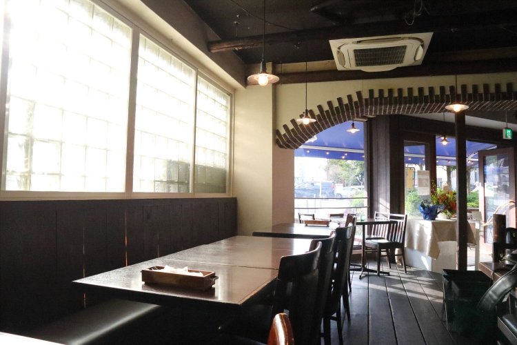優しく自然光が差し込む店内。