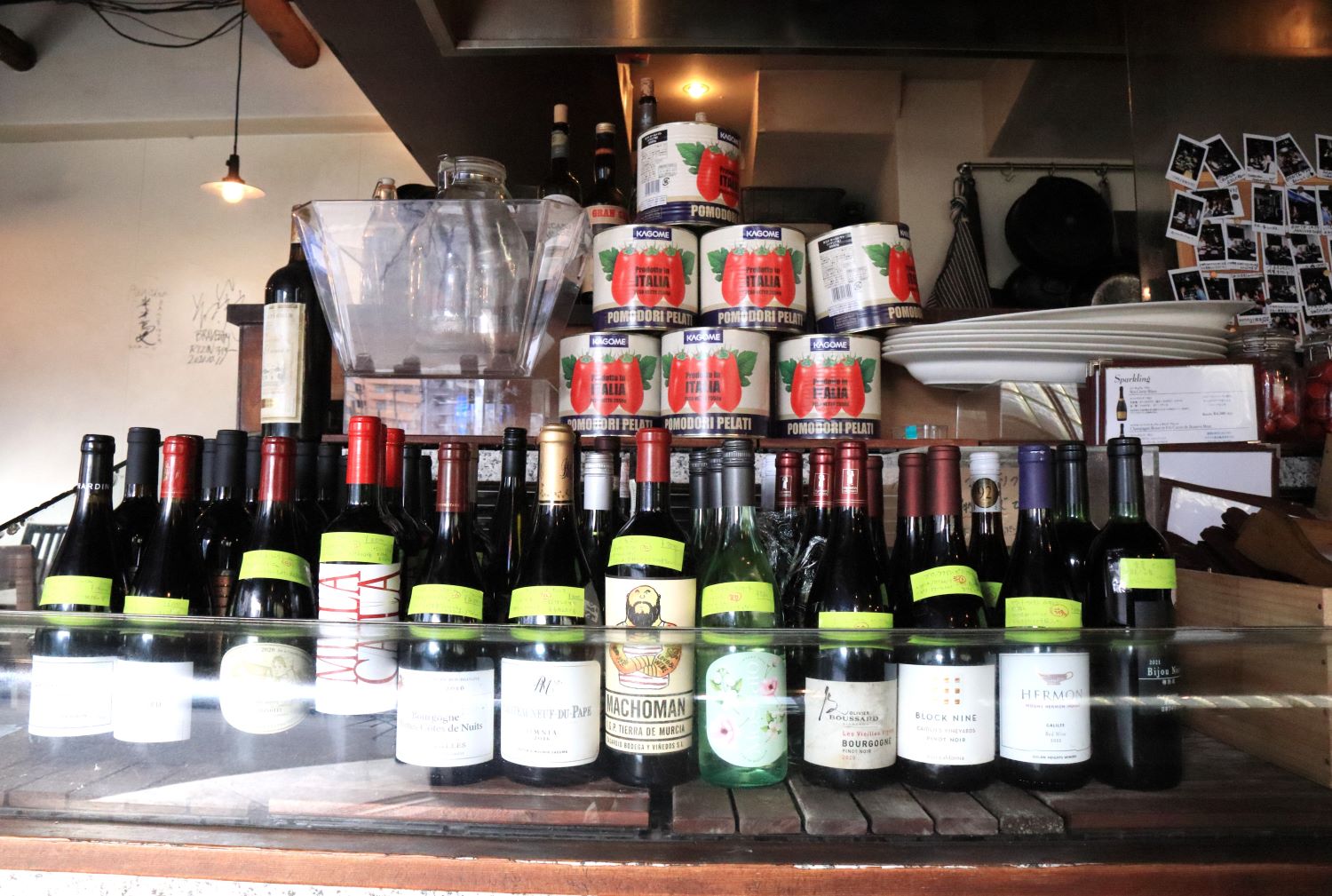 元インポーターの小早川さんが豊富な種類のワインを揃えている。