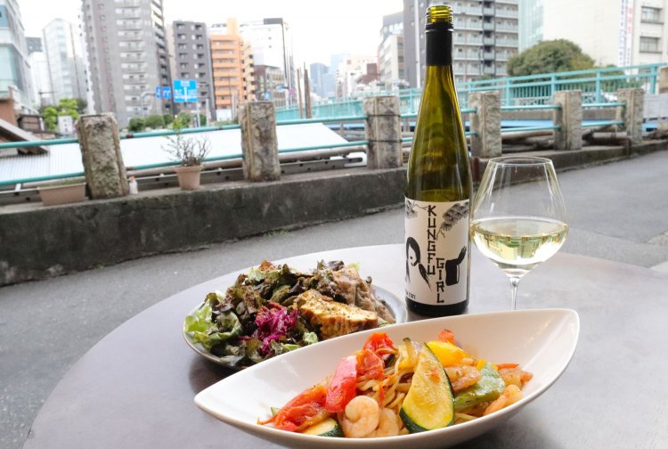 神田川の見えるテラス席で。本日のパスタ1350円。