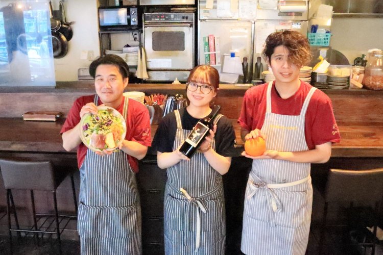 統括支配人の小早川さん（左）、店長の平塚さん（中央）、シェフの松尾さん（右）。