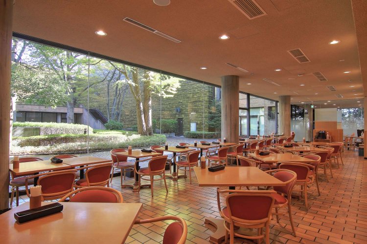 中庭側が全面ガラス張りで明るい店内。店名は代表的な所蔵作品の1つ、クロード・モネの《睡蓮》に由来する。