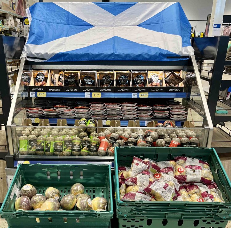 スーパーのバーンズ・ナイト特設コーナー。青字に白いクロスはスコットランドの国旗。
