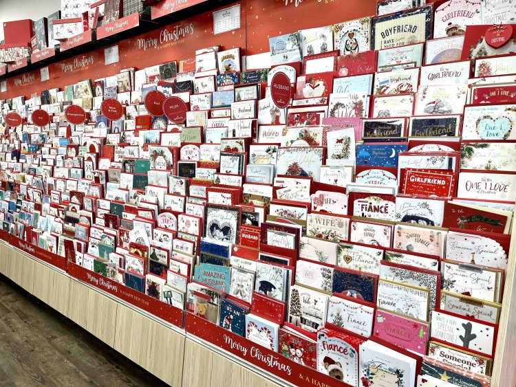 雑貨屋の壁一面に並ぶクリスマスカード。