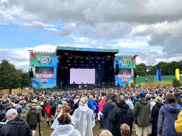イングランド北部で行われたフェスのメインステージ風景。