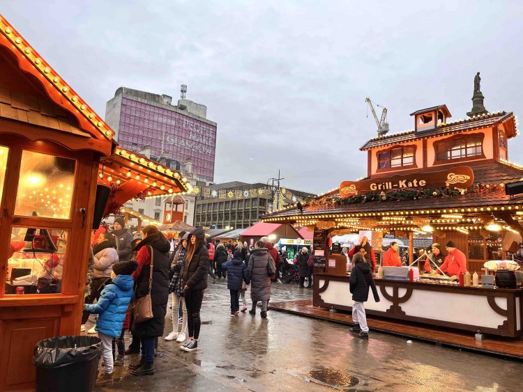 グラスゴーのクリスマスマーケット。ホットドッグやチュロスが定番屋台スナック。