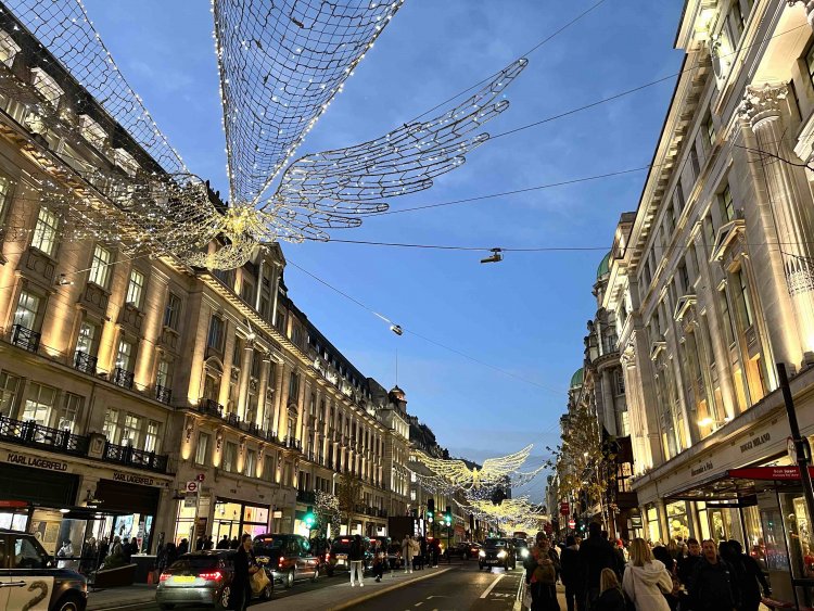 ロンドンの天使のイルミネーション。観光客がたくさん。