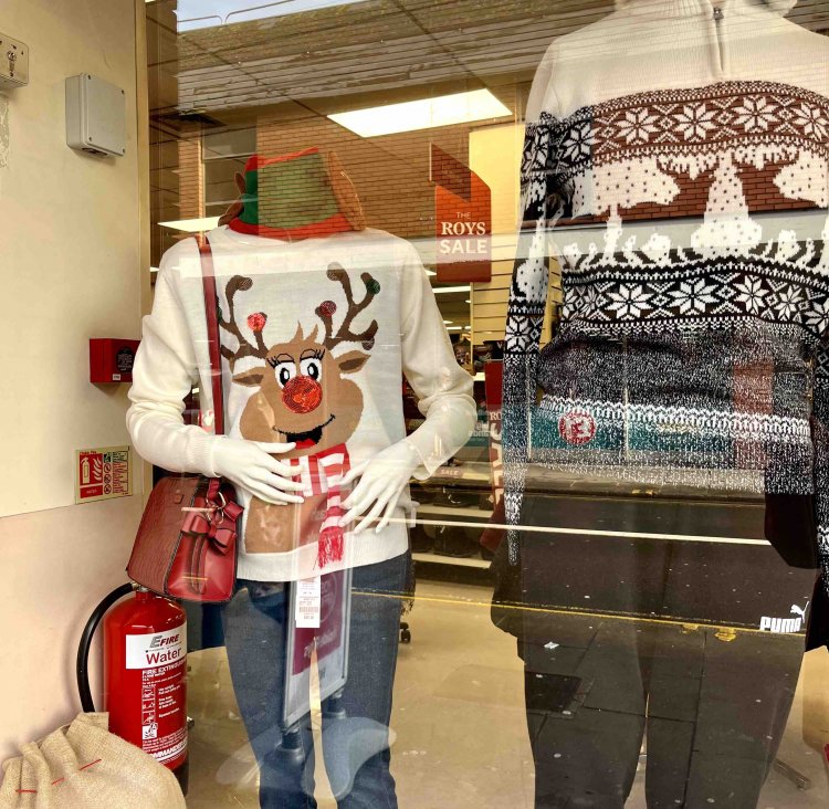 マネキンもアグリー・クリスマス・セーターを着用。