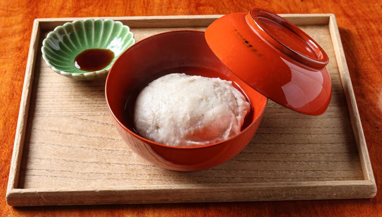 手挽きの香り豊かなそばがき1188円。