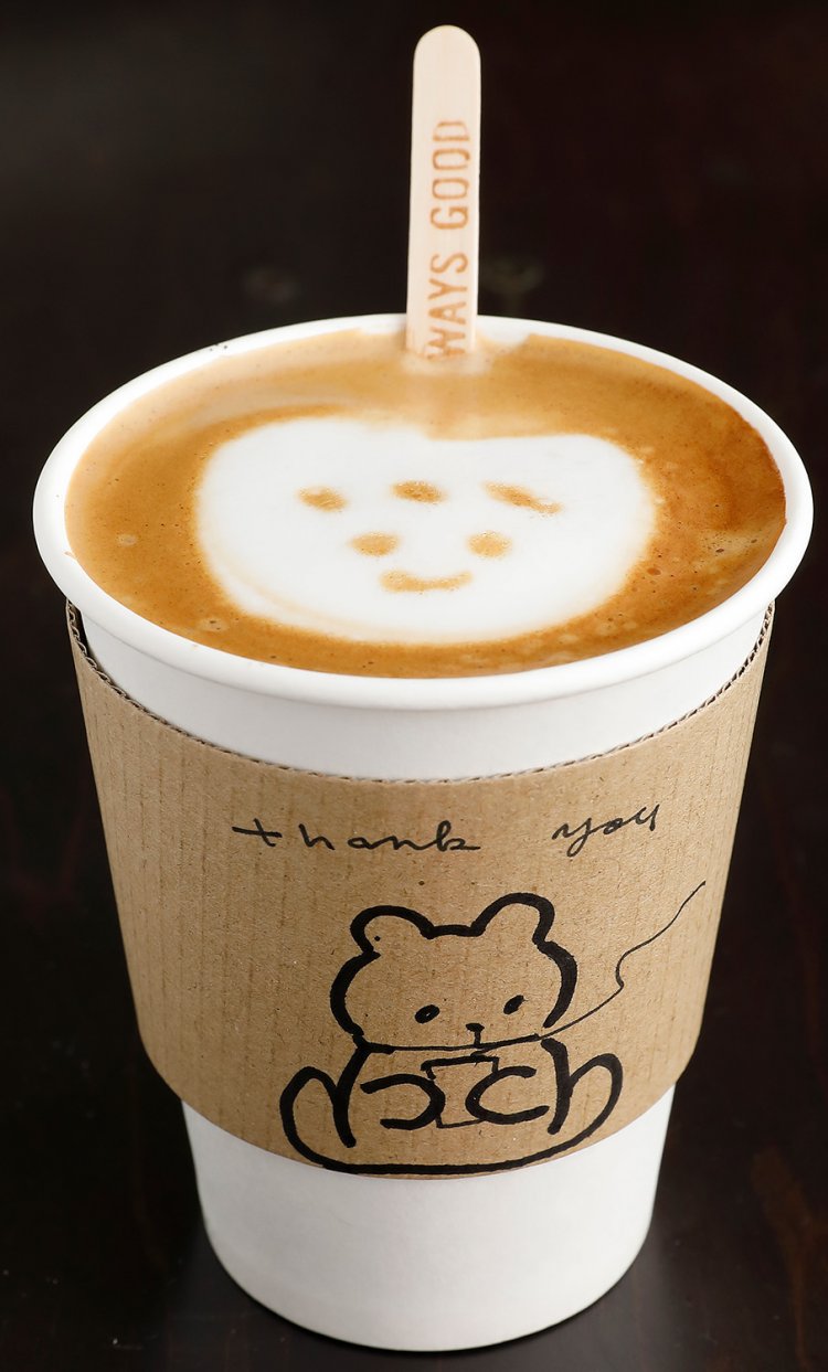 キャラメルコーヒーラテ700円。ラテアート＆スリーブのＷアートも魅力。集めたくなる！