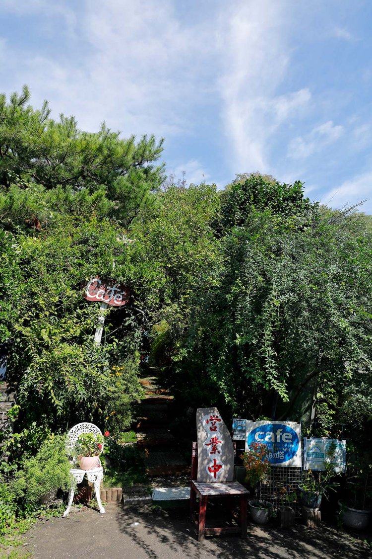 花木に覆われた入り口。