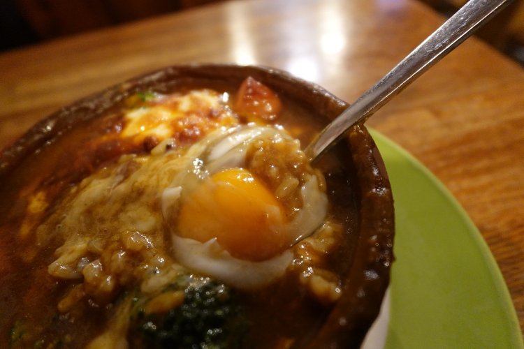 熱々の焼きカレーの中には卵も入っている。卵は焼きカレーととても相性がいい。