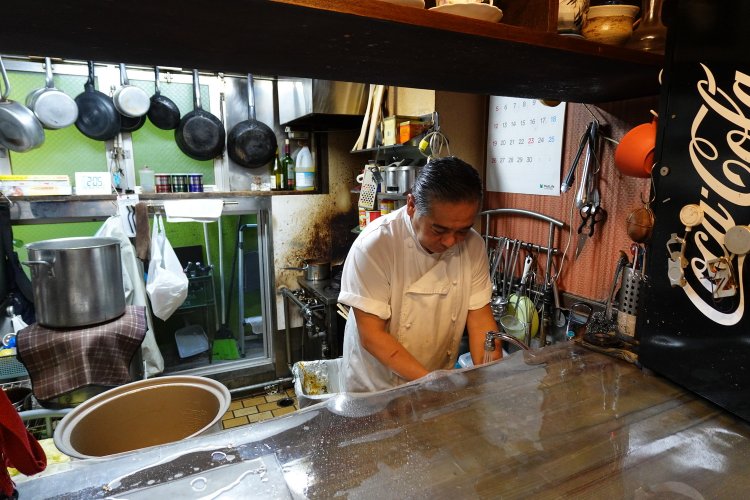 店主の大島さん。焼きカレーは奥様のアイデアだそう。