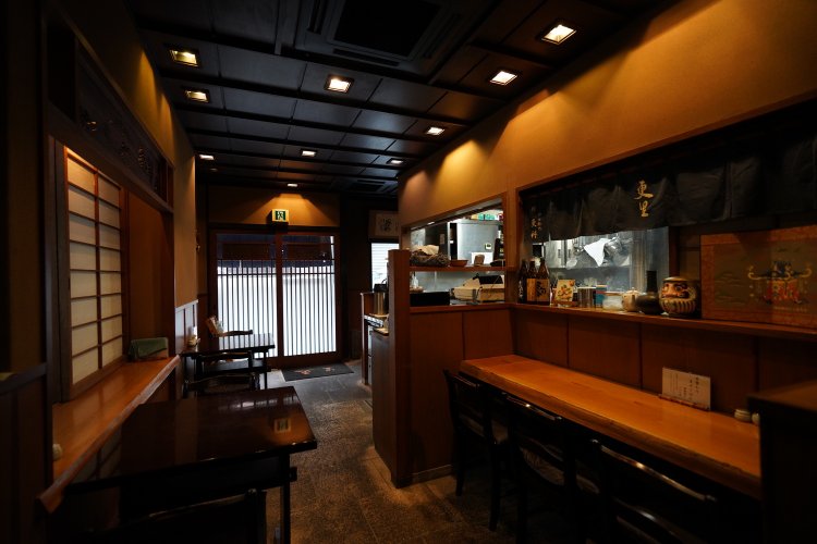 木造の店内は高級料理屋のような雰囲気。落ち着きがある。