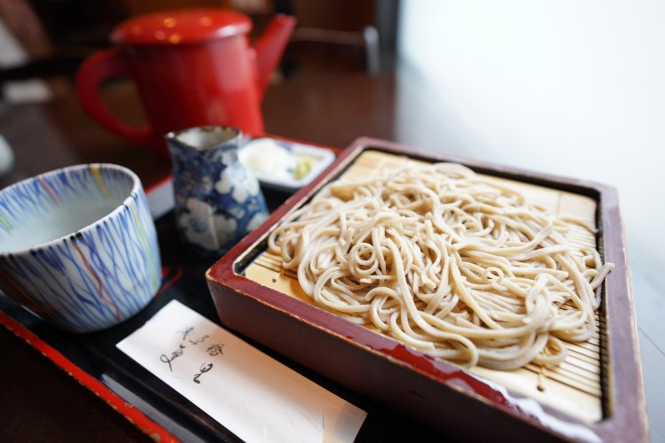 店主・小林さんおすすめの十割蕎麦1100円。
