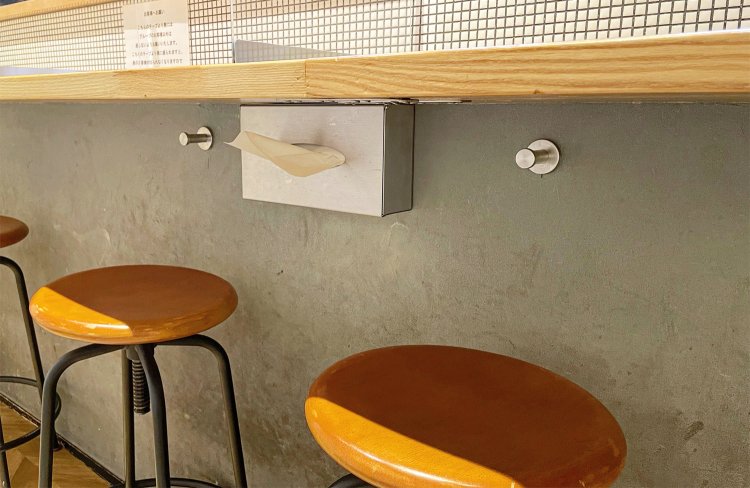 テーブル下のバッグハンガーとティッシュがうれしい。