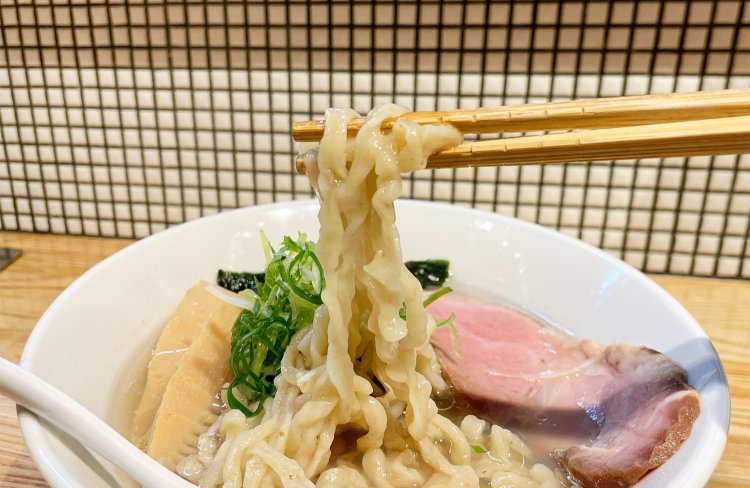 麺は太目の手揉み。