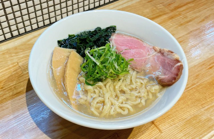 透き通る貝出汁のスープが美しい、貝塩らーめん1000円。