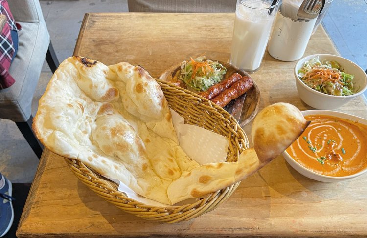 巨大なナンにワクワクを抑えきれない。