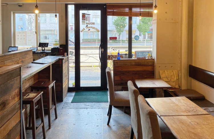 明るい店内入り口。