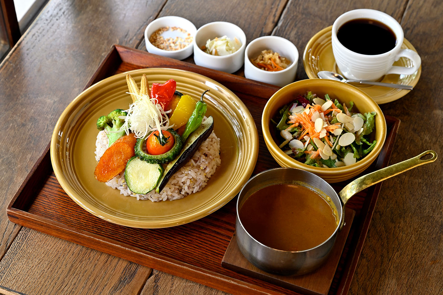 雑穀米使用の12品目の旬の野菜カレー1640円は、サラダと３種の付け合わせ、ドリンクがセット。おすすめはオーガニックブラックティー。