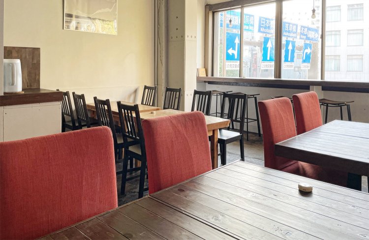 2階席は江戸通りを見下ろせる。