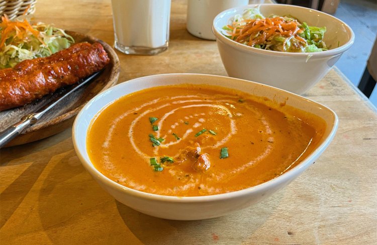 バターチキンカリーはスパイスの香りがよい。セット1000円がおすすめ。