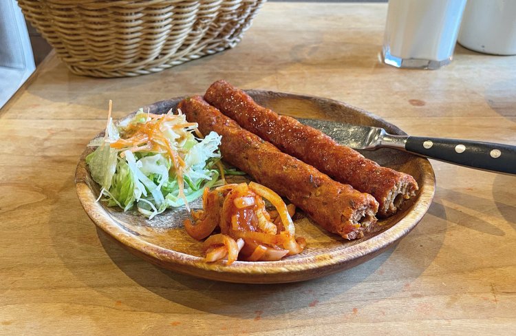 肉感たっぷりのシークケバブ。