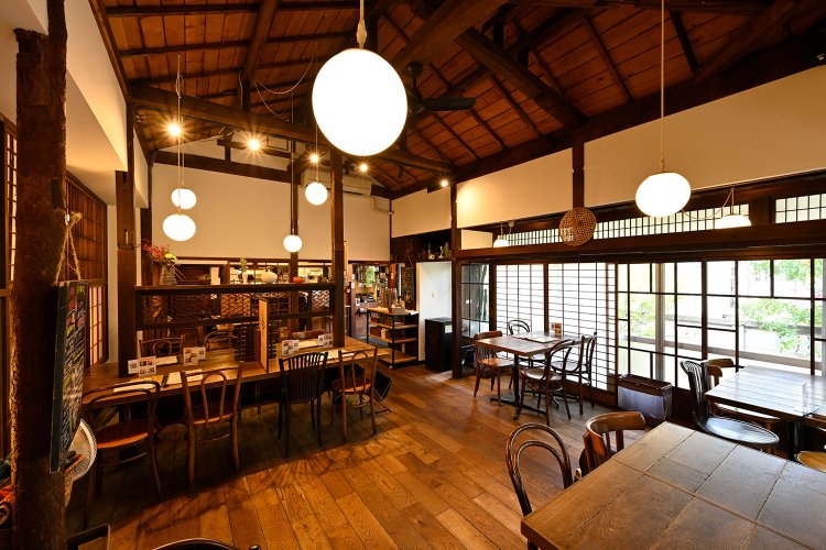 大正時代の古民家を改装して作られた店内。