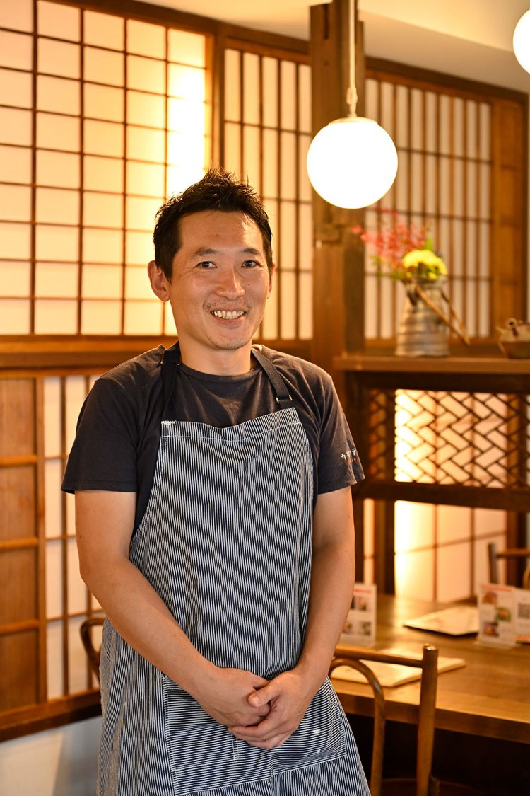 店長の新井さん。「カレーはトッピングを10種類以上用意してます！」