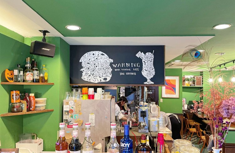 カウンターもにぎやか。