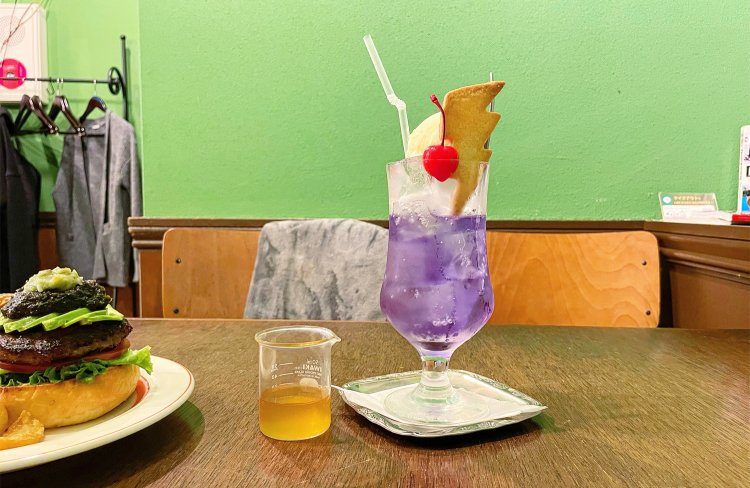 色鮮やかなKAMINARIクリィムソーダ650円。