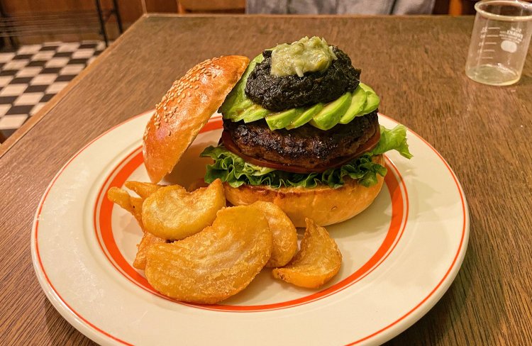 ボリューム満点の和洋折衷のハンバーガー、わさびアボバーガー1550円。